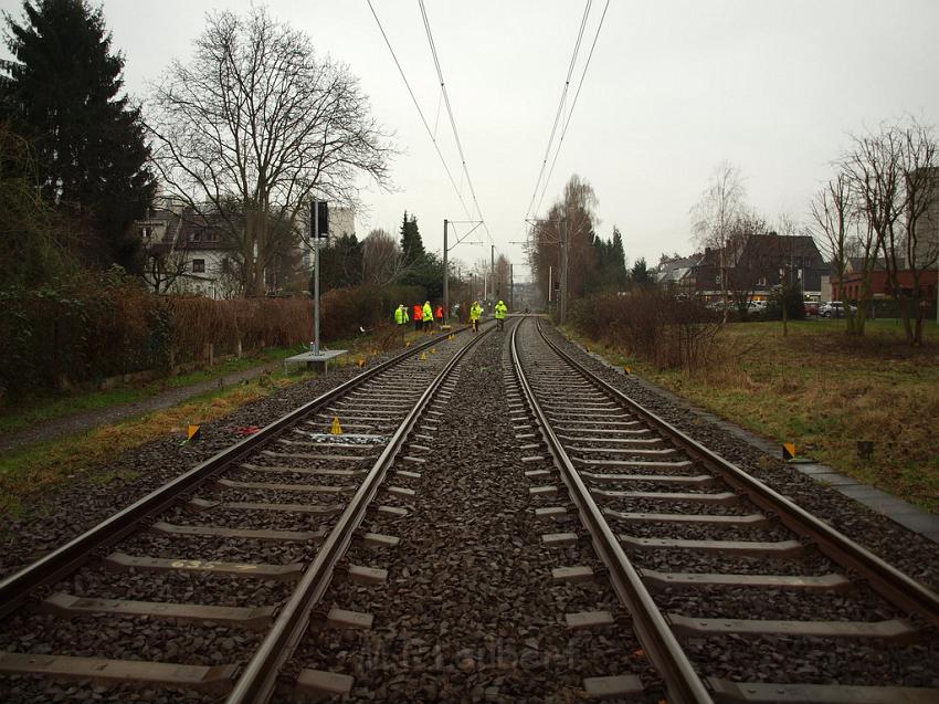 Kind unter Strassenbahn Koeln Porz Steinstr P09.JPG